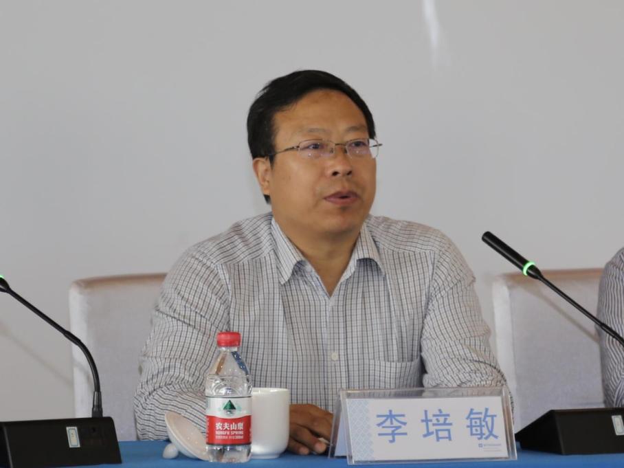 山西省图书馆馆长王建军,海南省图书馆馆长李彤出席开班式并分别讲话